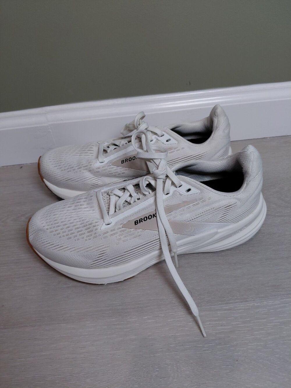 Brooks Revel 8 White Gray Chateau Women's Size 8B Running Shoes